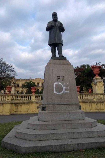 Estátua de Dom Pedro II em frente ao Museu Nacional é vandalizada